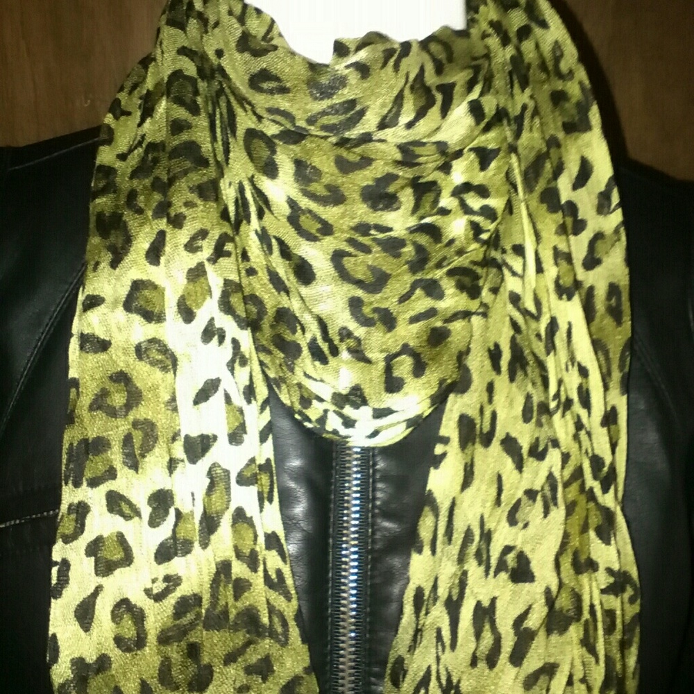 Green leopard long scarf